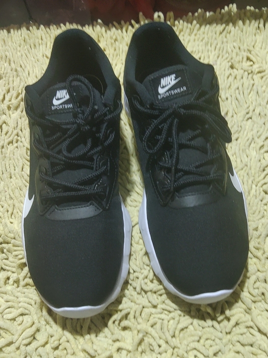 耐克缓震跑步鞋，42.5码正品保证，无开胶...