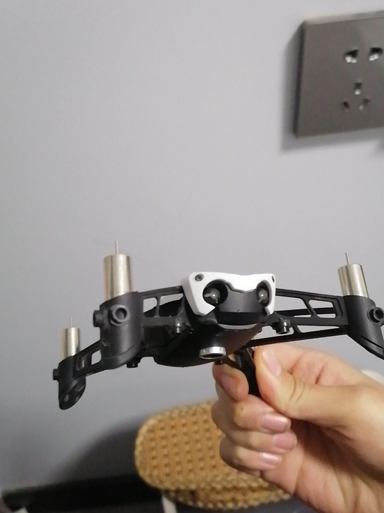 派诺特无人机，有伤，有能力拿去，送电池的和...