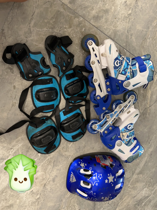 全套轮滑鞋旱冰鞋，有磨损，主要是护具比较脏...