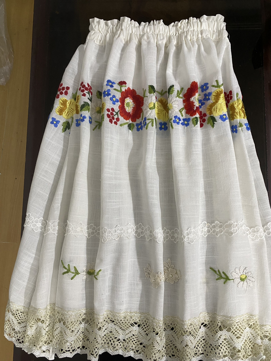 全新 棉麻面料,彩色绒线手工绣花的大摆中裙...