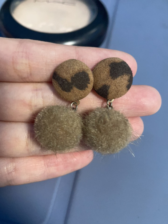 四副耳钉18包邮，送糖果收纳盒一个。