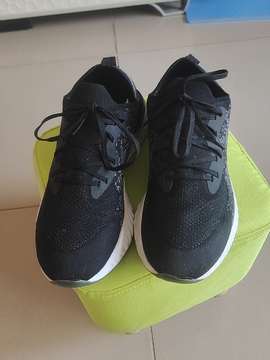 耐克缓震跑步鞋，八五新以上，轻微磨损，没有...