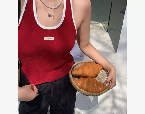 网球少女挂脖吊带背心 感兴趣的话点“我想要...