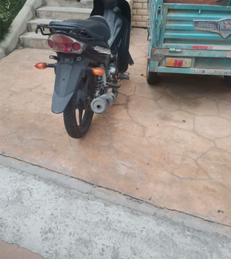 雅马哈弯梁摩托一台，修车人说发动机有杂音，...