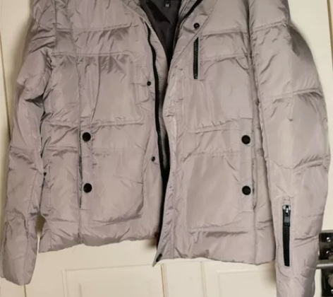 男羽绒服，厚实，多兜，帽子可拆卸，袖口有松...