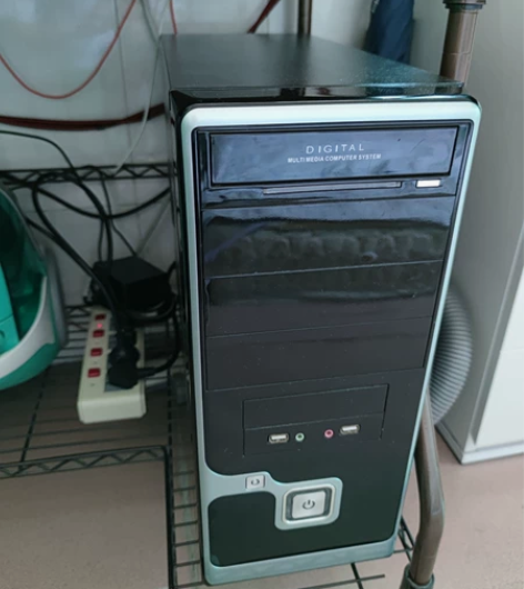 电脑机箱，适用大板，功能正常。 感兴趣的话...