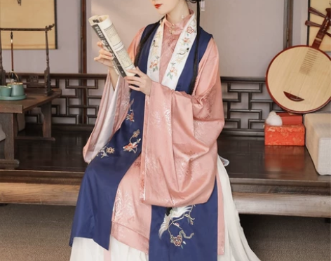 明制三件套，穿过几次买就送随机发饰。 裳云...