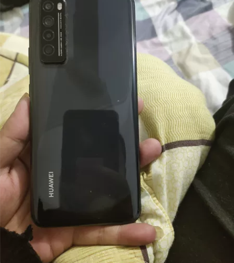 出售闲置华为nova7手机一部，开机屏坏，...