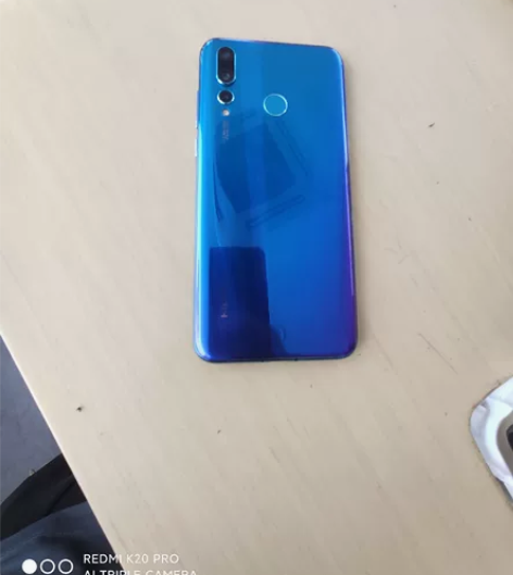 华为nova4蓝色，麒麟970芯片，8+1...