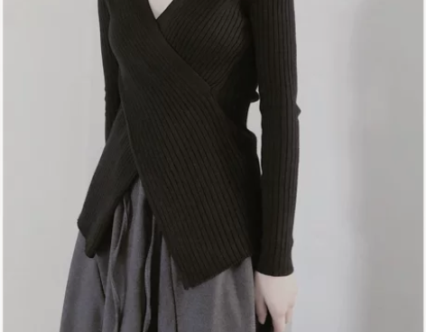 ?全新 黑色v领前交叉设计款针织衫修身打底...