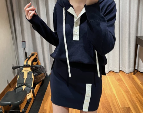 积木家 Mons藏青拼白撞色运动风针织套裙...