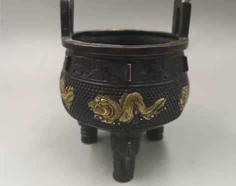 鎏金三足鼎。器形厚重,形制端正。做工精细手...