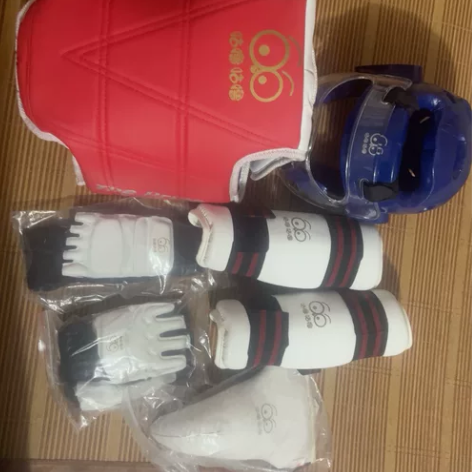 跆拳道护具，小朋友不想学了，护具还是新的。...
