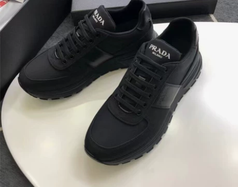 春节老爸给我买的普拉达休闲鞋 41码  鞋...