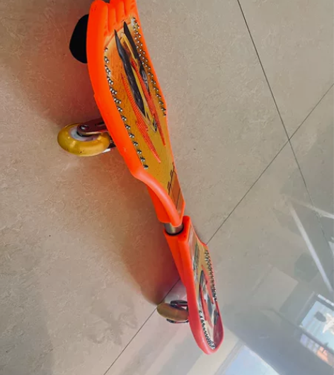 蛇形滑板，仅滑过两次，无划痕，轮子有些痕迹...