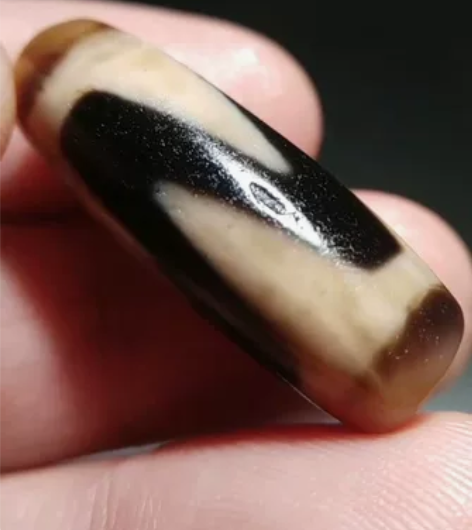 整体蕞高糯虎牙天珠，典藏黄糯肉漆黑线糯黄底...