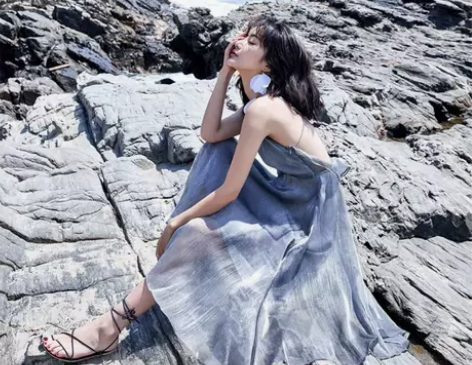 ?海边度假 中长款露背荷叶裙 流光银灰色 ...