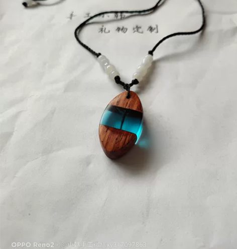 手工创意项链。里面是发丝与檀木结合。  檀...