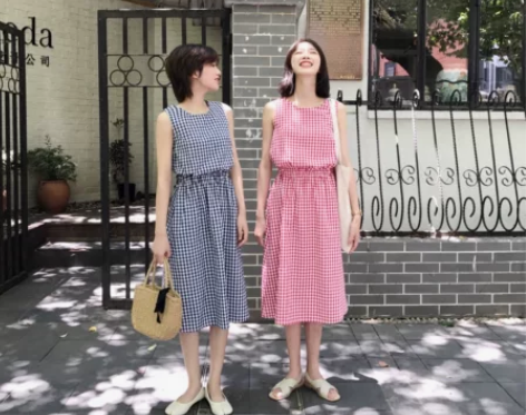 酸奶的衣橱 夏日甜心 无袖红白格连衣裙 休...