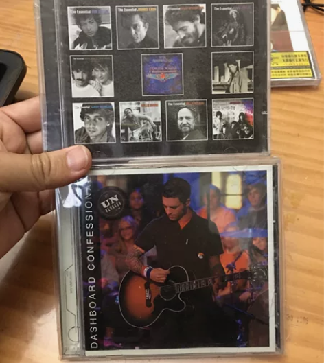 两张CD两张DVD40元包邮全国，一个是民...