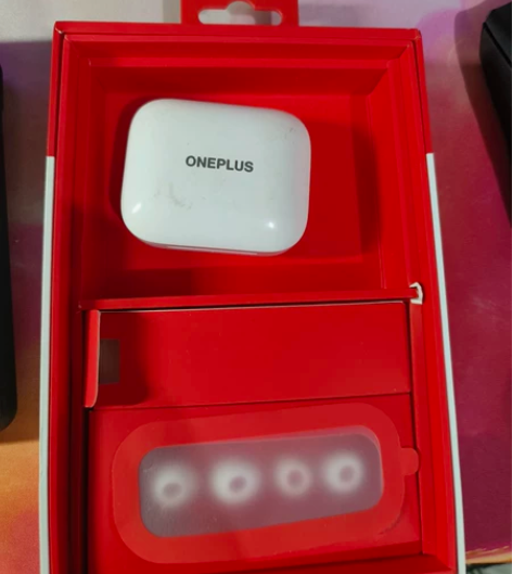 一加耳机专拍 去年入手的,音质仍然很好,听...