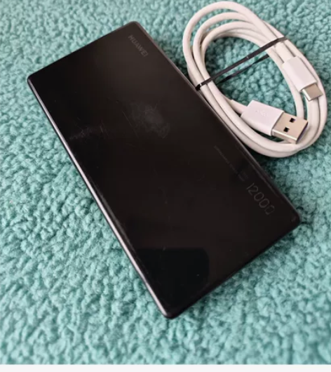 华为40w快充充电宝，表面有较多划痕。 已...