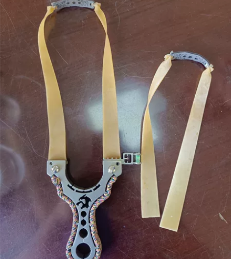 弹弓一把（瞄准器已经装好） 皮筋两根（瘪皮...