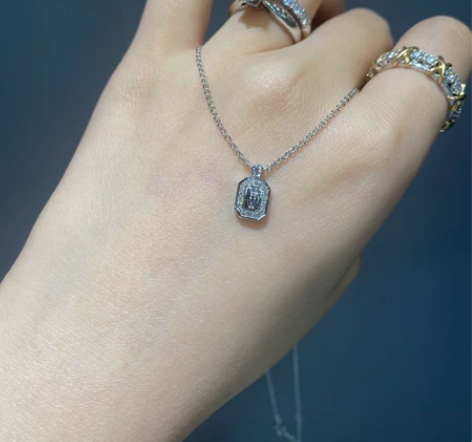 18k白金钻石小方牌项链，买了没怎么带，银...