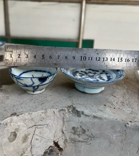 青代青花茶碗，托足有点冲线不透内面，碗有窑...