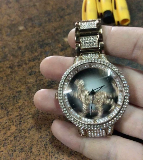 出手表一个davena！很闪的，有两个钻掉...