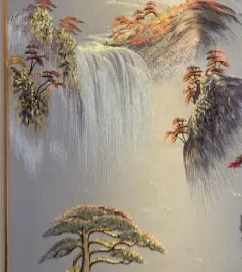 进商场的的高端刺绣山水画，厂家直发，没有中...
