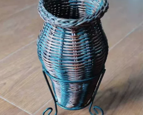 纯藤条编制，铁艺底座花篮。古朴雅致。全新 ...