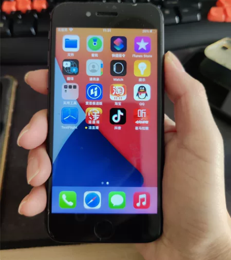 苹果8国行,64g,手机无划痕,正面的磕碰...