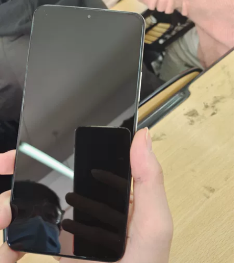 手机只有摄像头有点掉漆,带个壳子根本看不出...