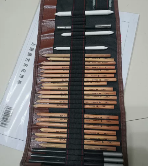 素描铅笔套装95新，图一时新鲜，买来就不想...