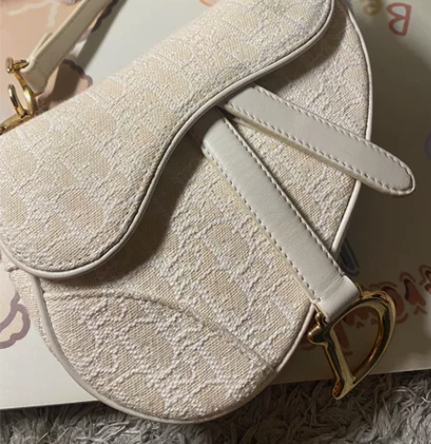 迪奥 迪家D家 白色马鞍包小号 便宜出 感...