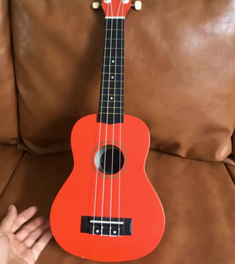 尤克里里，有瑕疵，见图片。一口价100元，...