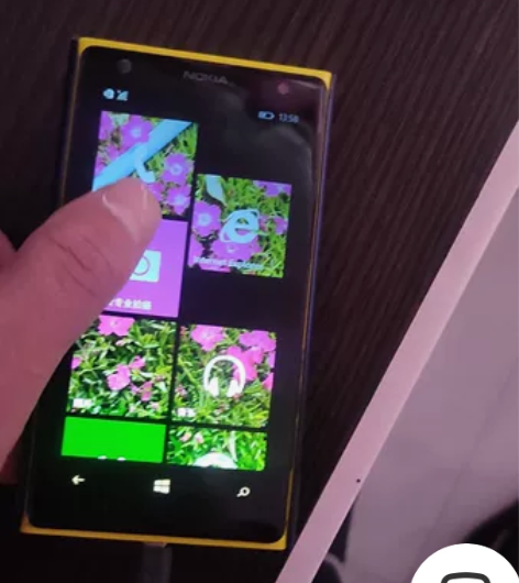 诺基亚1020 当年的拍照旗舰机，有点暗屏...