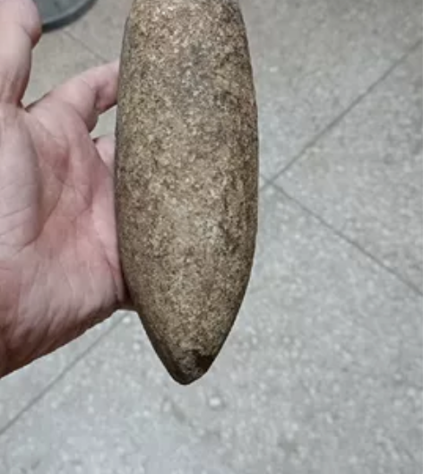 石器时代石斧，两个，钓鱼的时候捡的，品相如...