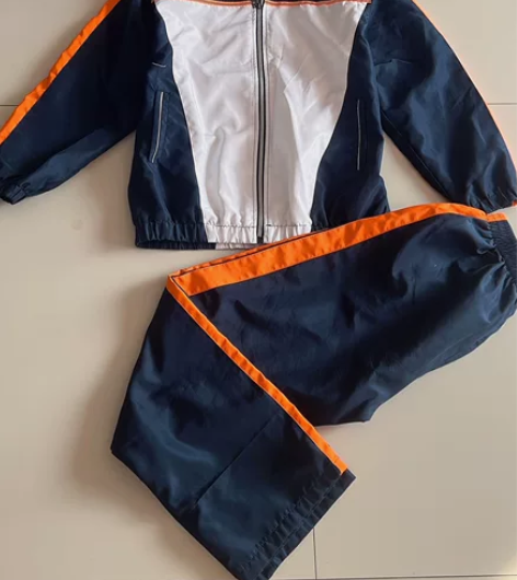 辽中二小校服转出六年级新买的,穿了没几次,...