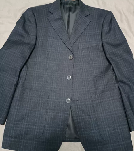 男士西服,轻微穿着痕迹,介意者勿拍 感兴趣...