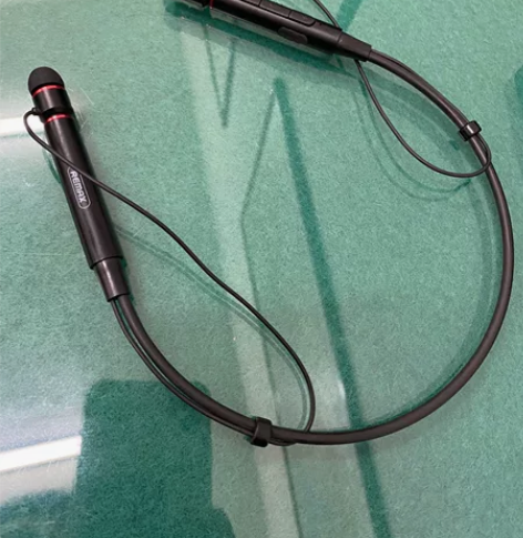 买了新的耳机，这款商场买的闲置了，没用几次...