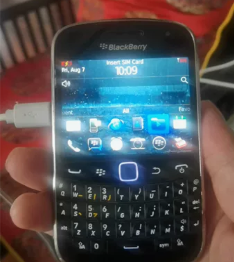 多年前香港购买的黑莓手机，系统不熟悉，基本...