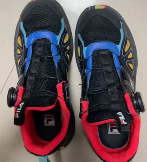 正品斐乐大童36码，内侧有轻微破损，看不出...