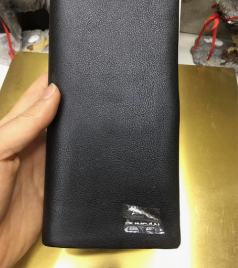 黑色超软牛皮钱包。有暗扣和拉链。特价处理。...