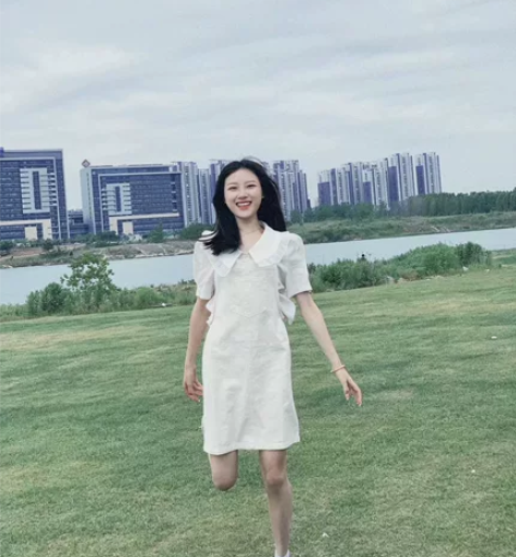 图一是跟朋友出去露营穿的这件背带裙拍的照，...