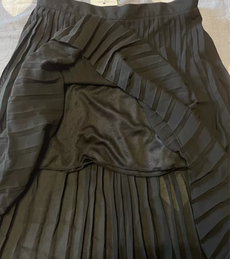 全新黑色百褶裙，前短后长，有内衬，是夏天的...