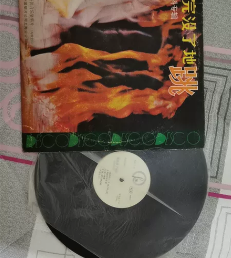 黑胶唱盘面轻微细纹，一针到底 封套轻微磨损...