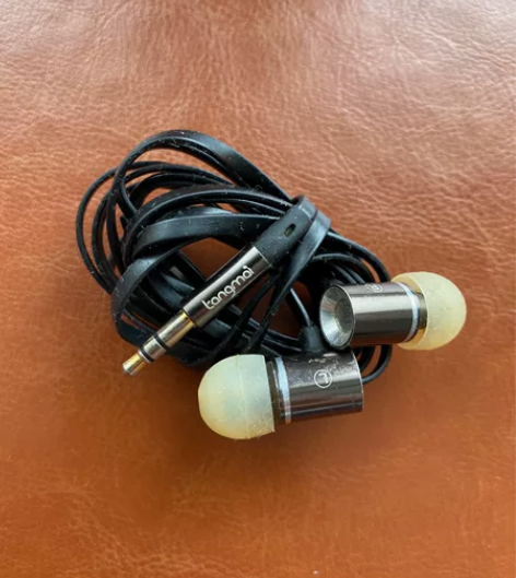唐麦耳机，型号忘了，3.5插头，音质不错，...