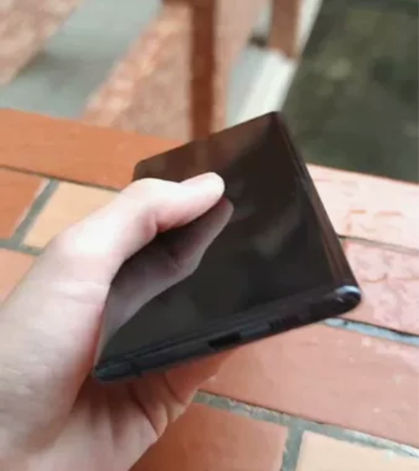 三星note10 美8+256公开 屏幕左...